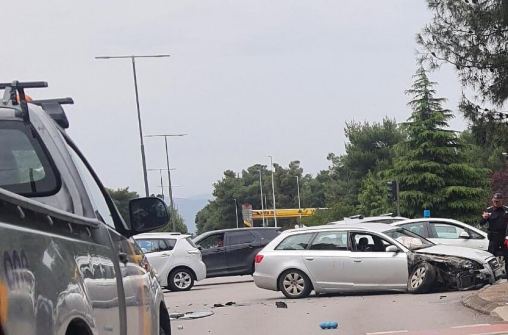Sudar tri vozila u Podgorici, lakše povrijeđene dvije osobe