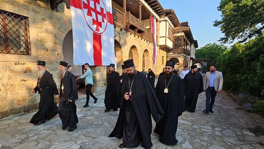 PATRIJARH SLUŽI LITURGIJU U porti manastira Gračanica okupilo se nekoliko hiljada ljudi (FOTO)