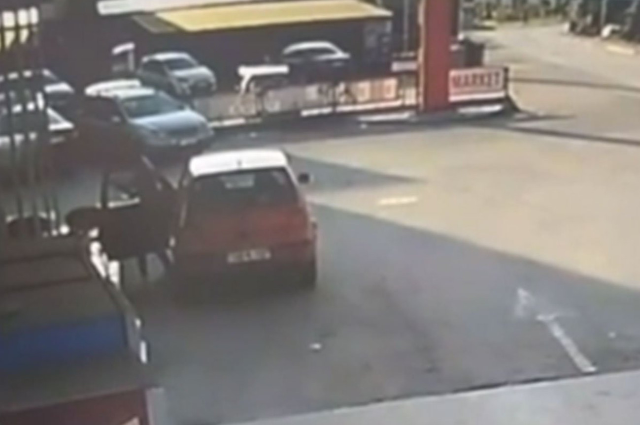 Neobična scena u Palama: Auto sam „pobjegao“ s pumpe, vozač ostao zatečen (VIDEO)