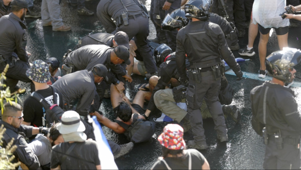 VODENI TOPOVI, PESNIČENJE I PENDREČENJE Brutalan obračun policije sa demonstrantima u Izraelu (VIDEO)