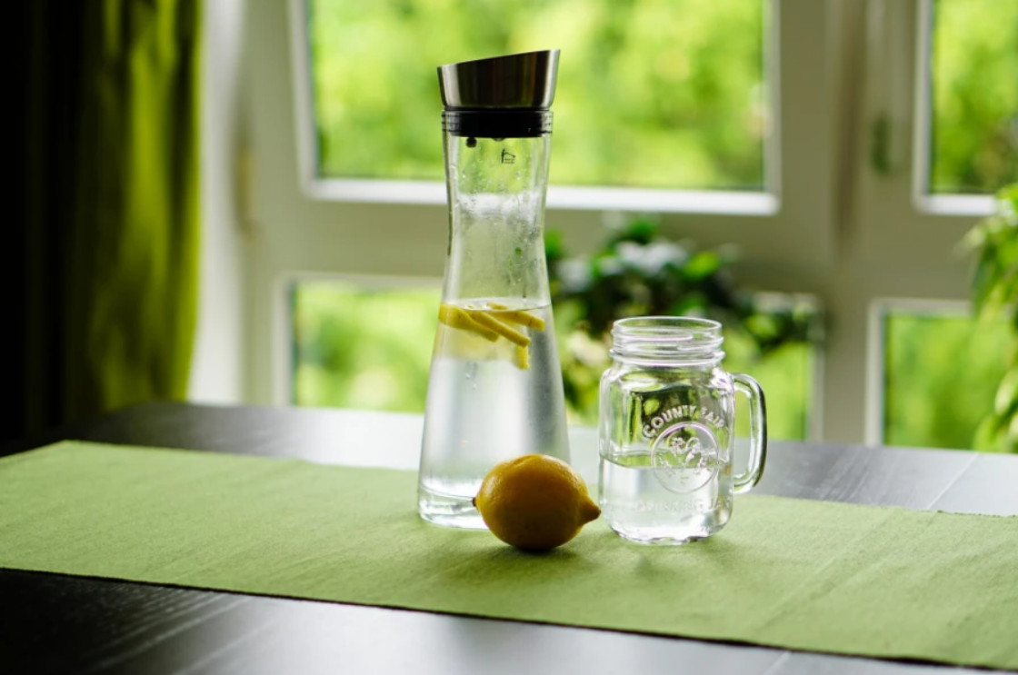 Čaša tople vode sa limunom ujutro: Nije baš toliko zdravo koliko se misli, evo i zašto
