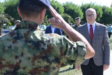 MINISTAR VOJNI Srbiji je potrebna jaka vojska jer je Kurti spreman na sve