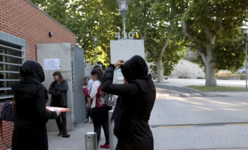 Francuska zabranila muslimanske haljine u školama