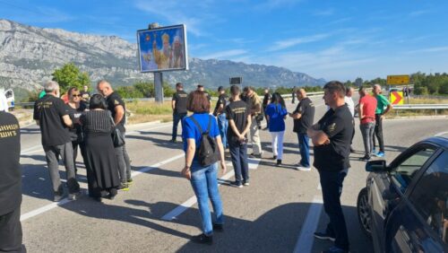 Crnogorski nacionalisti protestvovali kod bilborda na Bogetićima (video)
