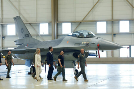 Ukrajinski piloti iz simulatora ulaze u avione F-16