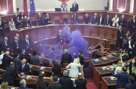 Albanski parlament usvojio budžet za 2024. uz dimnu koreografiju