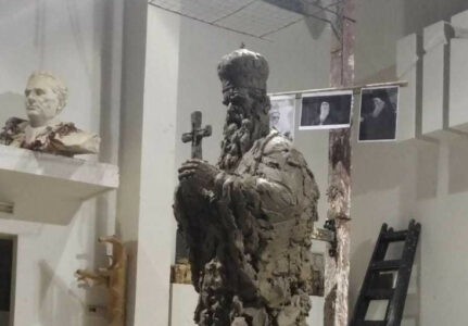 OMAŽ MUČENICIMA I MITROPOLITU Amfilohijeva skulptura uskoro ispred crkve u Velici