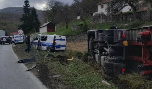 BOŽOVIĆA POLJE Dva kamiona i policijsko vozilo učestvovali u saobraćajnoj nezgodi