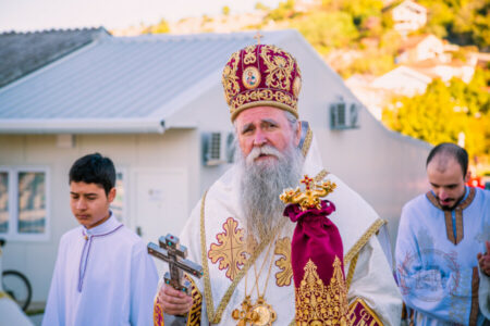 VLADIKA IRINEJ Rasrbljenici i srbomrsci montenegrinskog kova koriste termin „Crkva Srbije“