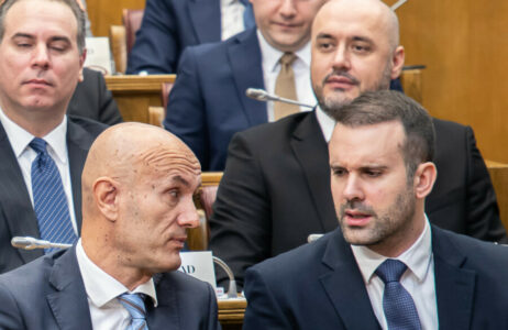 GRIPOZAN I SA GROZNICOM Premijer Spajić zaražen doveo ministre i došao među poslanike
