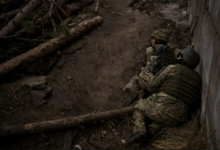 NA PRVOJ LINIJI FRONTA Ukrajinski vojnici se predaju u puzajućem stavu (video)
