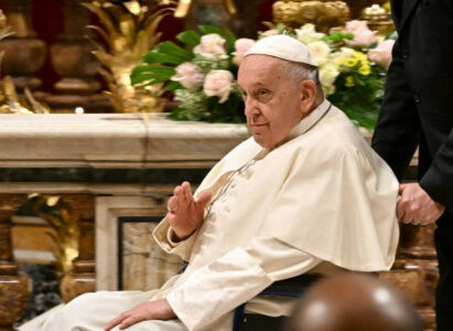 Papa Franjo odobrio rimokatoličkim sveštenicima da blagosiljaju istopolne parove