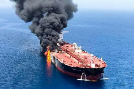 HUTI NE OPRAŠTAJU GAZU Gori norveški tanker u Crvenom moru
