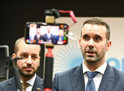 GRIPOZAN I SA GROZNICOM Premijer Spajić zaražen doveo ministre i došao među poslanike