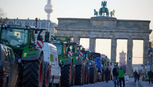 SVI NA BERLIN Njemački poljoprivrednici danas ispred Brandenburške kapije