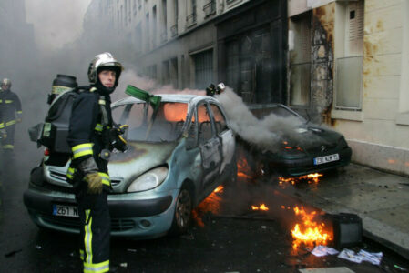 VLASTI ZADOVOLJNE U Francuskoj u toku prethodne noći zapaljeno „samo“ 745 automobila