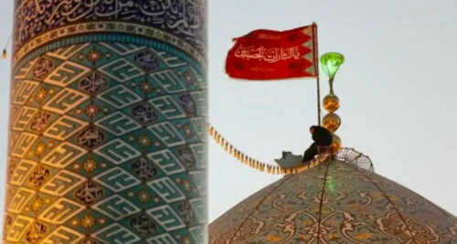 SIMBOL OSVETE Podignuta crvena zastava nad kupolom džamije Džamkaran