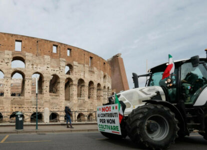 Italijanski farmeri provozali traktore kroz centar Rima