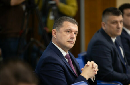 Narodna poslanica Pejović pitala Šukovića da li je bezbjednost države ugrožena jer je Spajić premijer