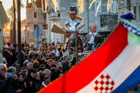 Hrvati uz ustašku koreografiju zapalili lutke sa likovima Vučića i Putina (foto)