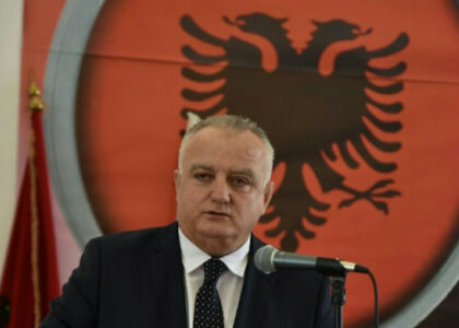 EKSKLUZIVNO Ministar pravde Andrej Milović derneči sa BIL licima uz harmoniku (video)