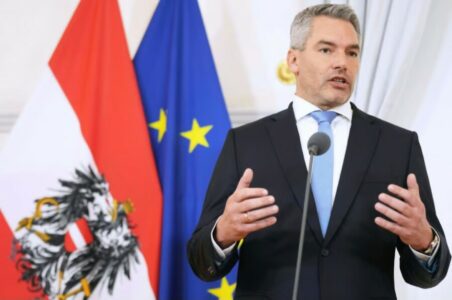 DIPLOMATSKA KONTRA Austrijski kancelar oponira Makronu