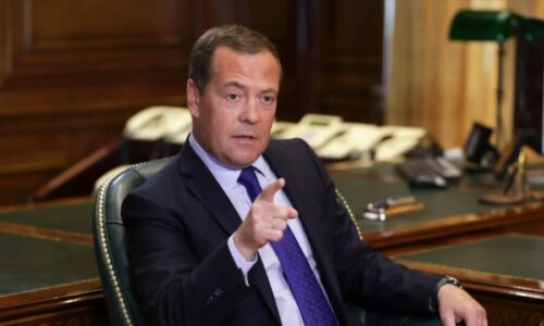 Medvedev označio Makrona kao saučesnika i sponzora terorizma
