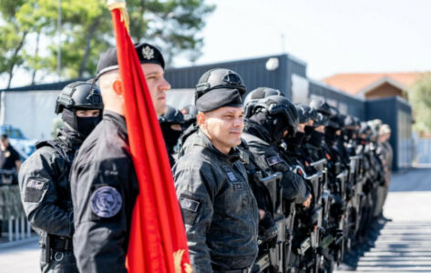MNOGO IH JE I IZA REŠETAKA Crnoj Gori nedostaje 1500 policajaca