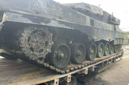 Rusi natovarili njemački tenk Leopard 2A6 na kamion i odvezli za Moskvu (video)