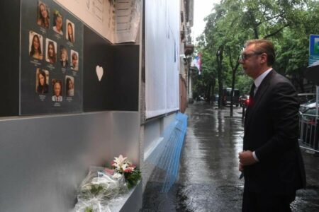 Predsjednik Srbije na godišnjicu ubistva devet učenika i radnika obezjbeđenja položio cvijeće u Osnovnoj školi „Vladislav Ribnikar“ u Beogradu