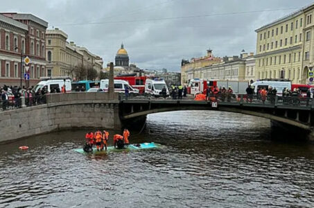 SANKT PETERBURG Pogledajte pad autobusa u rijeku u kom je poginulo više osoba (video)