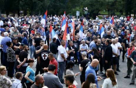 ČEKA SE GLASANJE U UJEDINJENIM NACIJAMA Narod se okuplja ispred zgrade Vlade Crne Gore