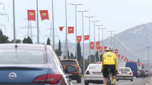 NAJZNAČAJNIJA AKTIVNOST Podgorički komunalci počeli kićenje bandera crnogorskim zastavama