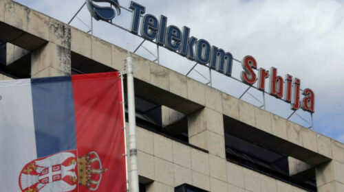 SIMBOLIČNA PODRŠKA Radnici Telekoma Srbija izlaze ispred poslovnica sa srpskim zastavama