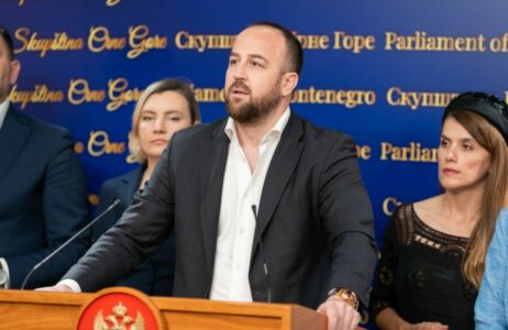 PRES IZ HOLA SKUPŠTINE Šef poslanika DPS-a tvrdi da ih je Mandić zaključao u parlamentu