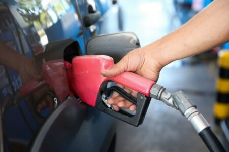JEDNA LIJEPA U GOMILI LOŠIH INFORMACIJA Pojeftinilo gorivo