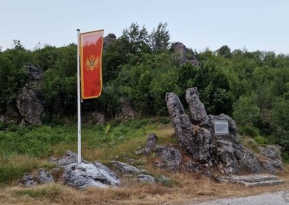 TU JOJ JE MJESTO Crnogorska zastava se zavijorila na mjestu najveće organizovane paljevine automobilskih guma na svijetu