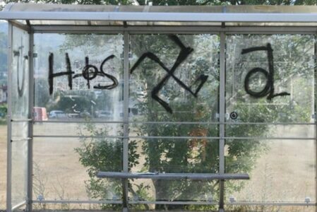 Na autobuskom stajalištu u mjestu pored Šibenika osvanuli nacistički i ustaški grafiti